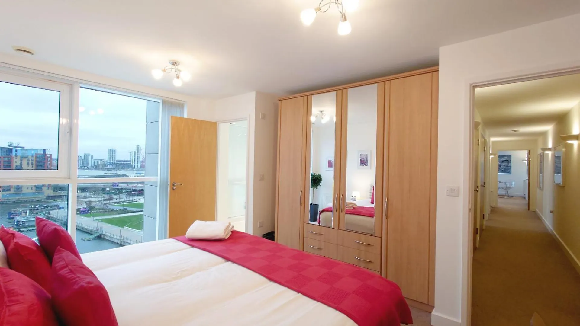 London Excel Stays - Three Bed Serviced Apartment