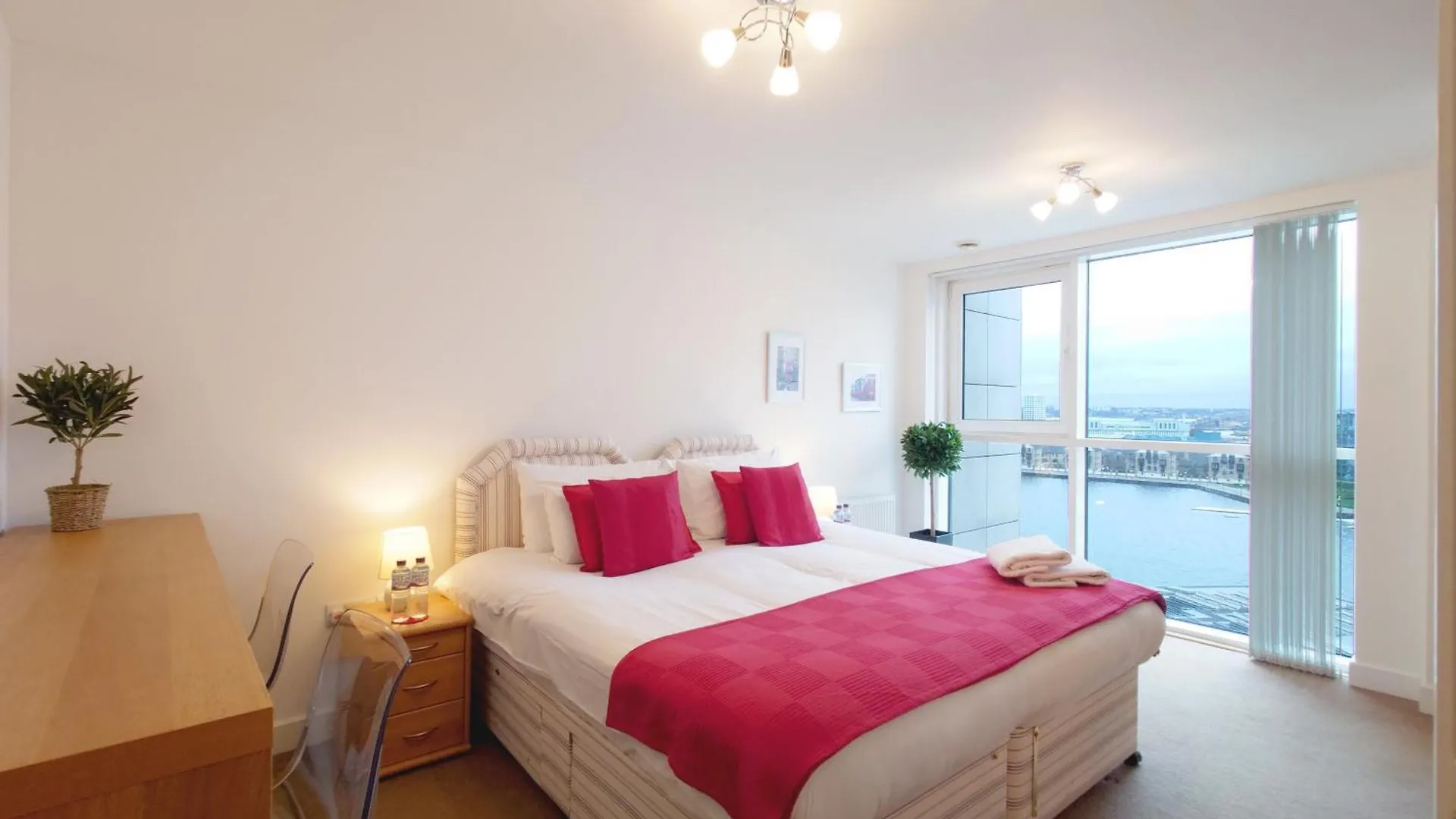 London Excel Stays - Three Bed Serviced Apartment